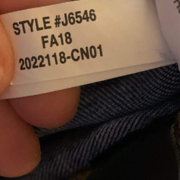 Madewell Petite 9" Mid-Rise Skinny Jeans in Frankie Wash: Torn-Knee Edition - Picture 8 of 10